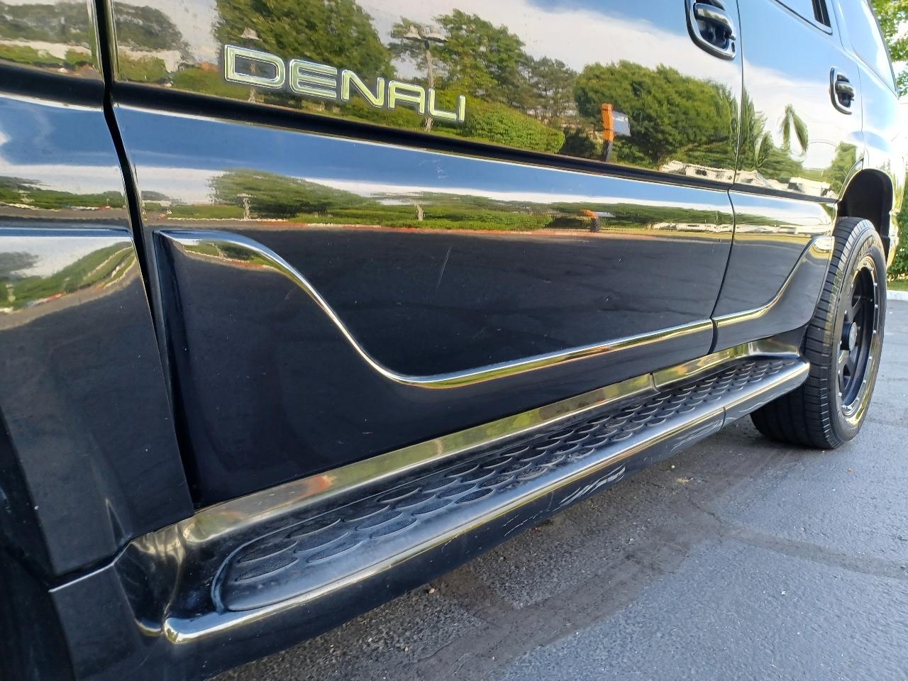 GMC Yukon Denali Base 2002