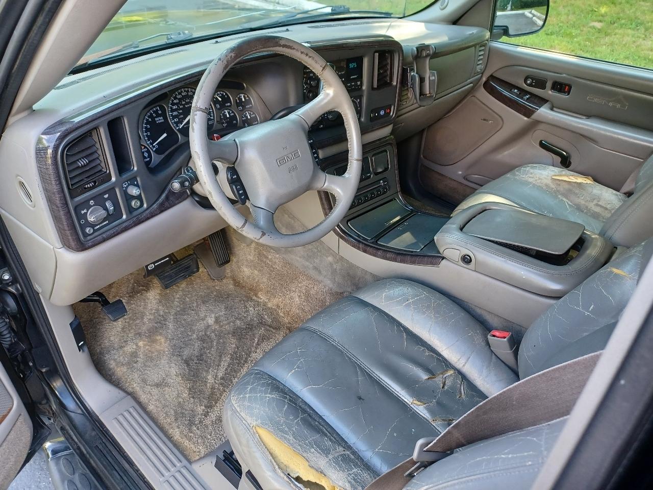 GMC Yukon Denali Base 2002