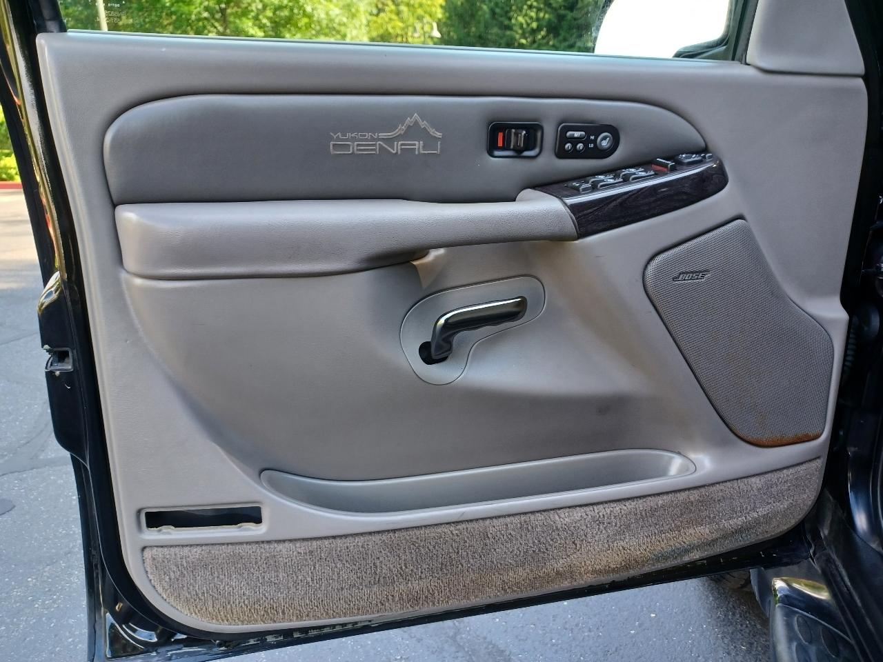 GMC Yukon Denali Base 2002