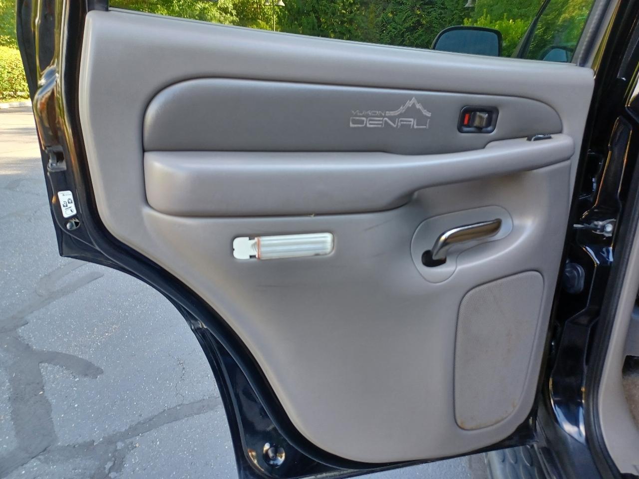 GMC Yukon Denali Base 2002