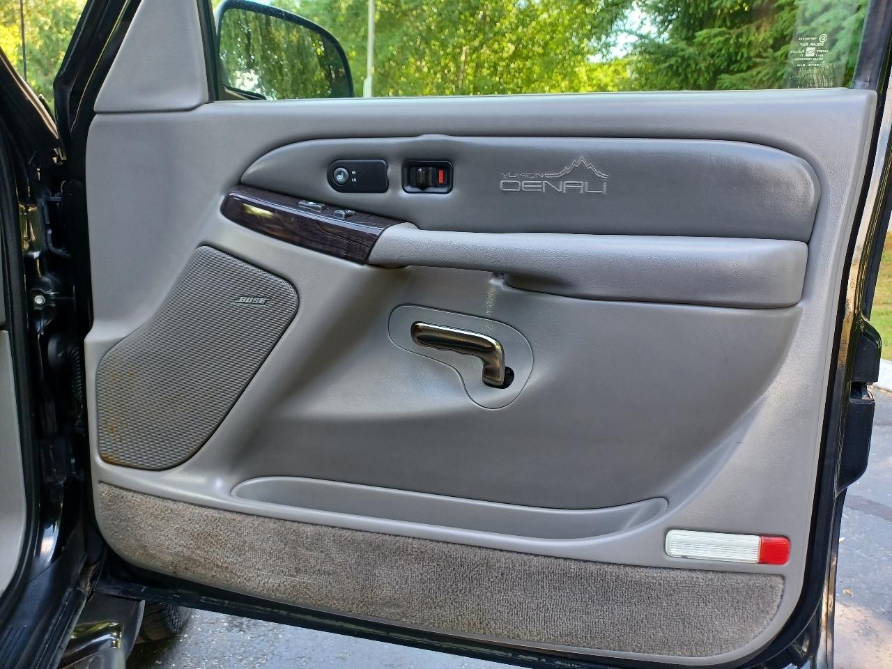 GMC Yukon Denali Base 2002
