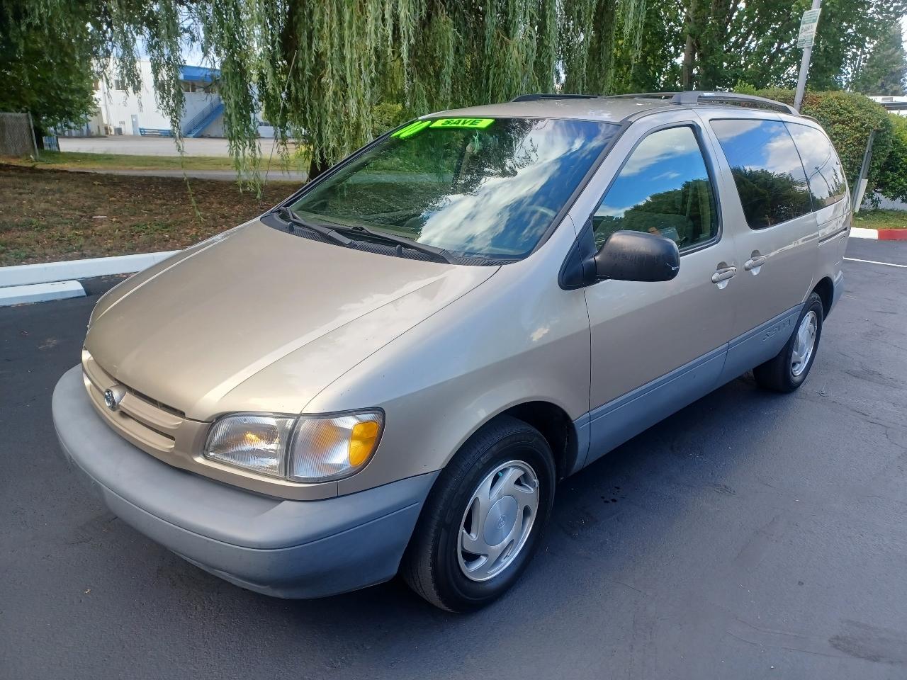 Toyota Sienna LE 4-Door 2000