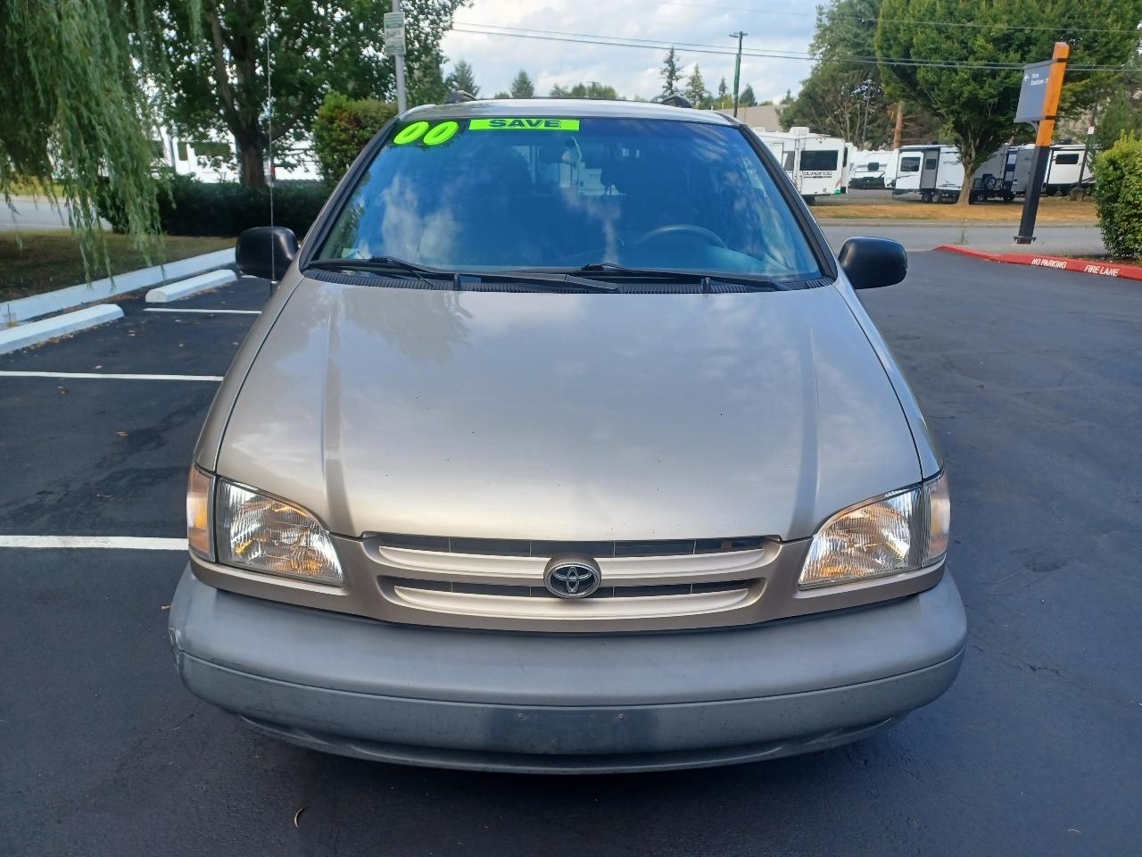 Toyota Sienna LE 4-Door 2000