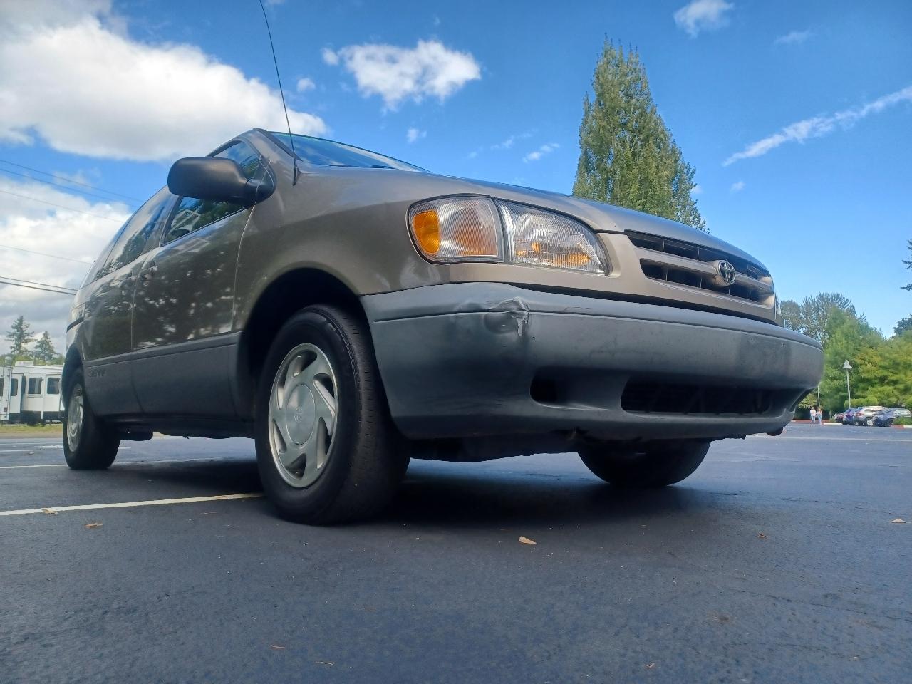 Toyota Sienna LE 4-Door 2000