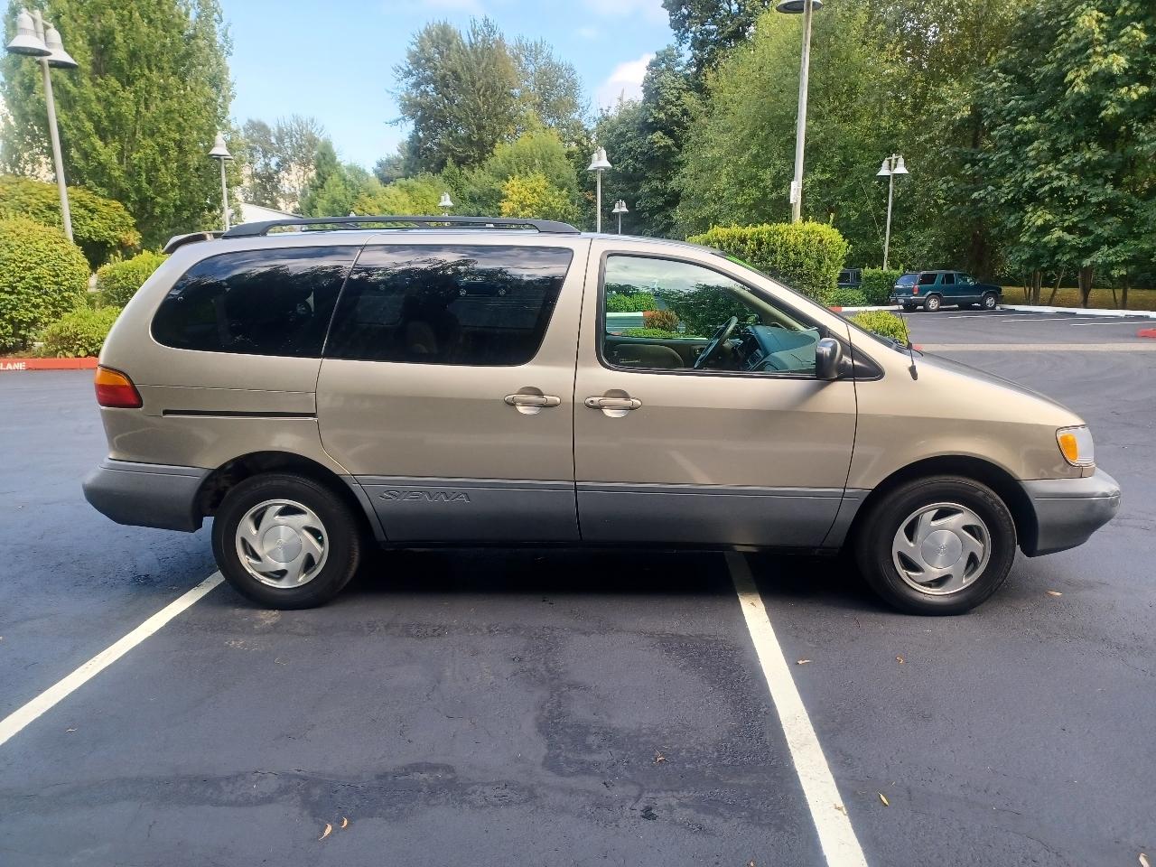 Toyota Sienna LE 4-Door 2000