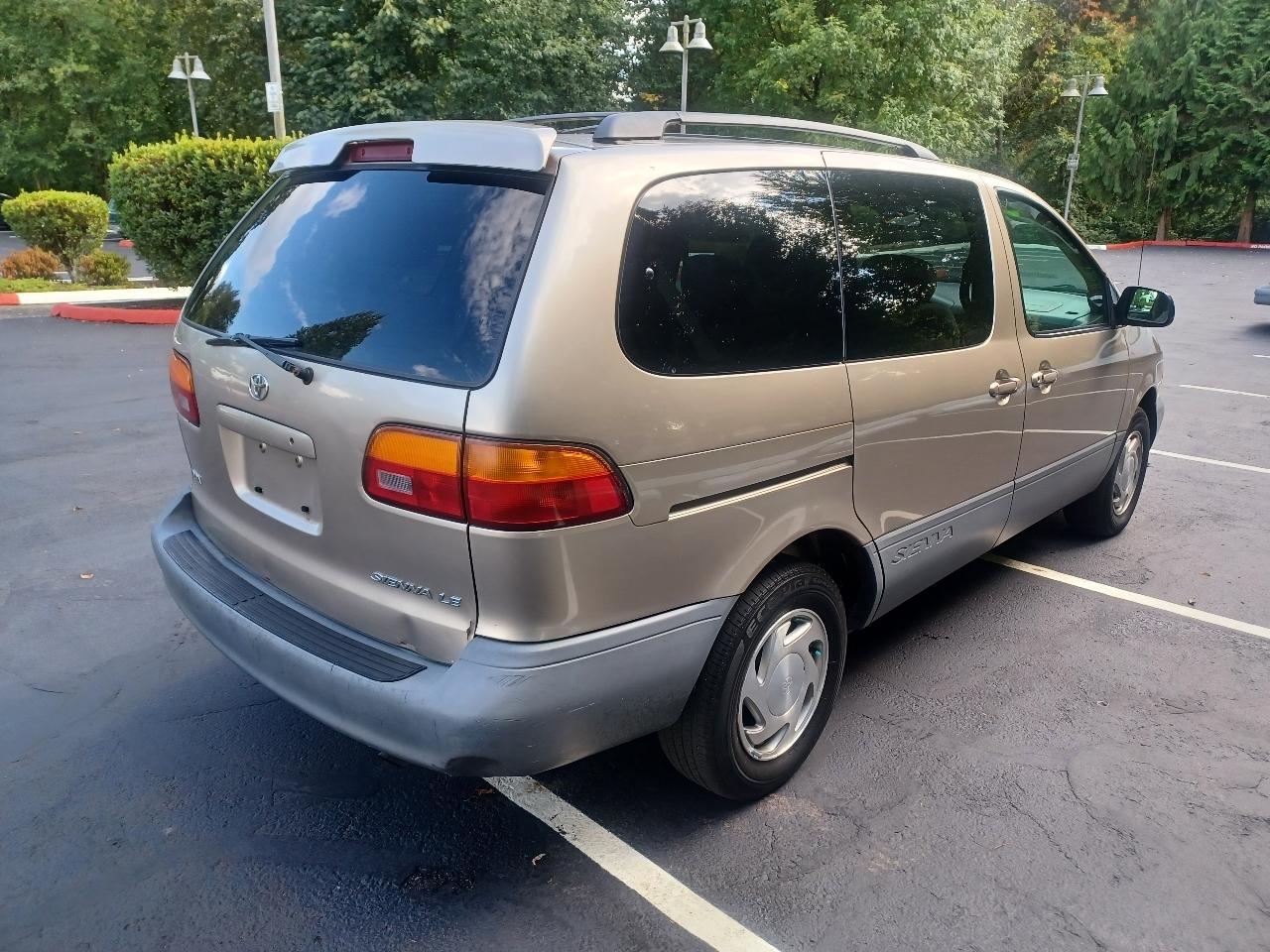 Toyota Sienna LE 4-Door 2000