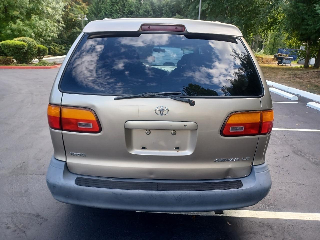 Toyota Sienna LE 4-Door 2000