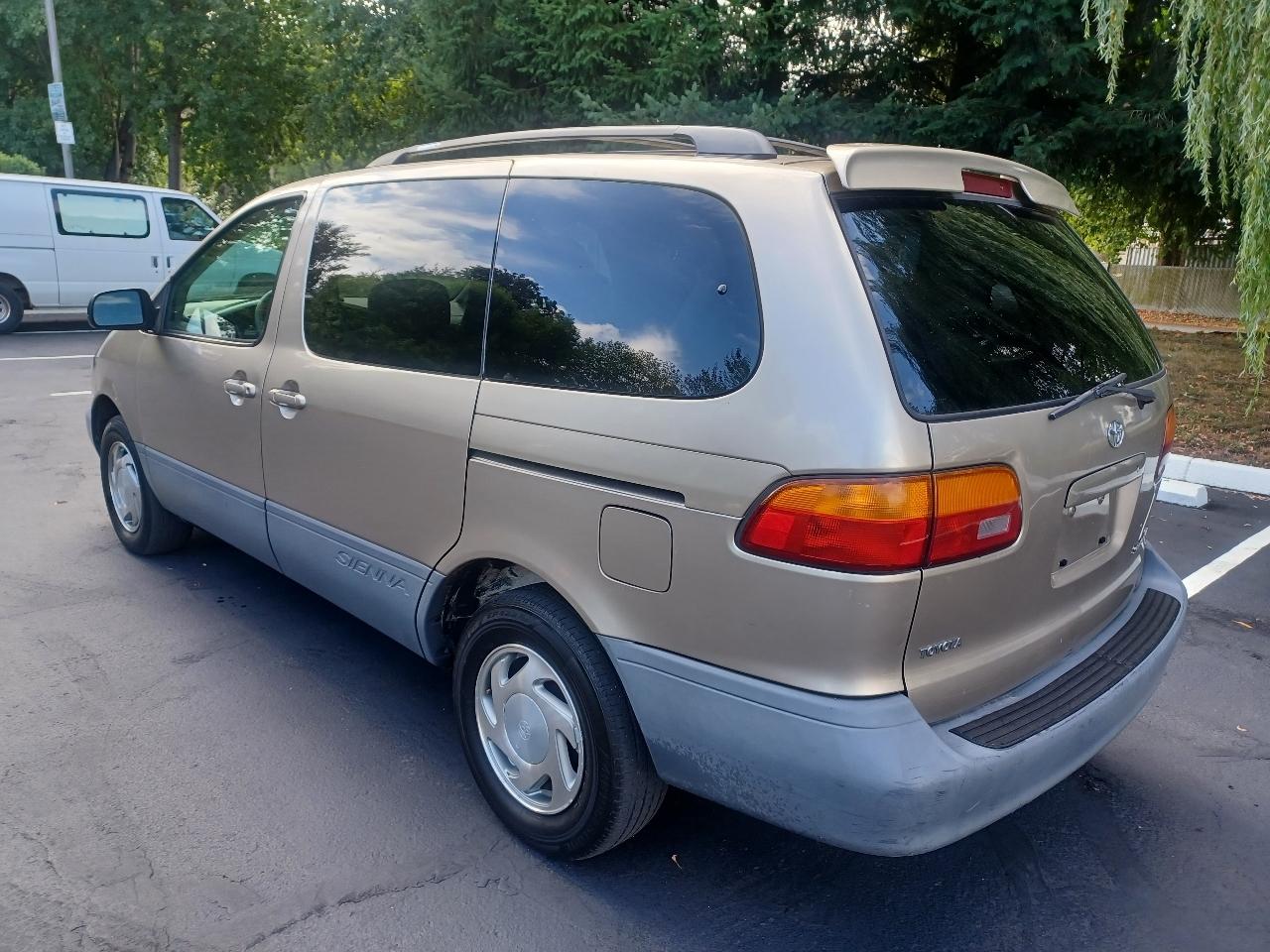 Toyota Sienna LE 4-Door 2000