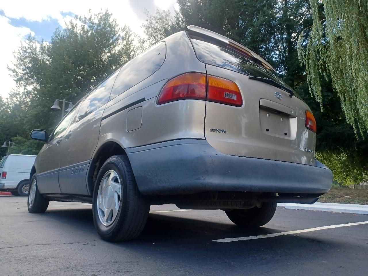 Toyota Sienna LE 4-Door 2000