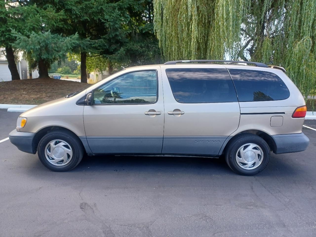 Toyota Sienna LE 4-Door 2000