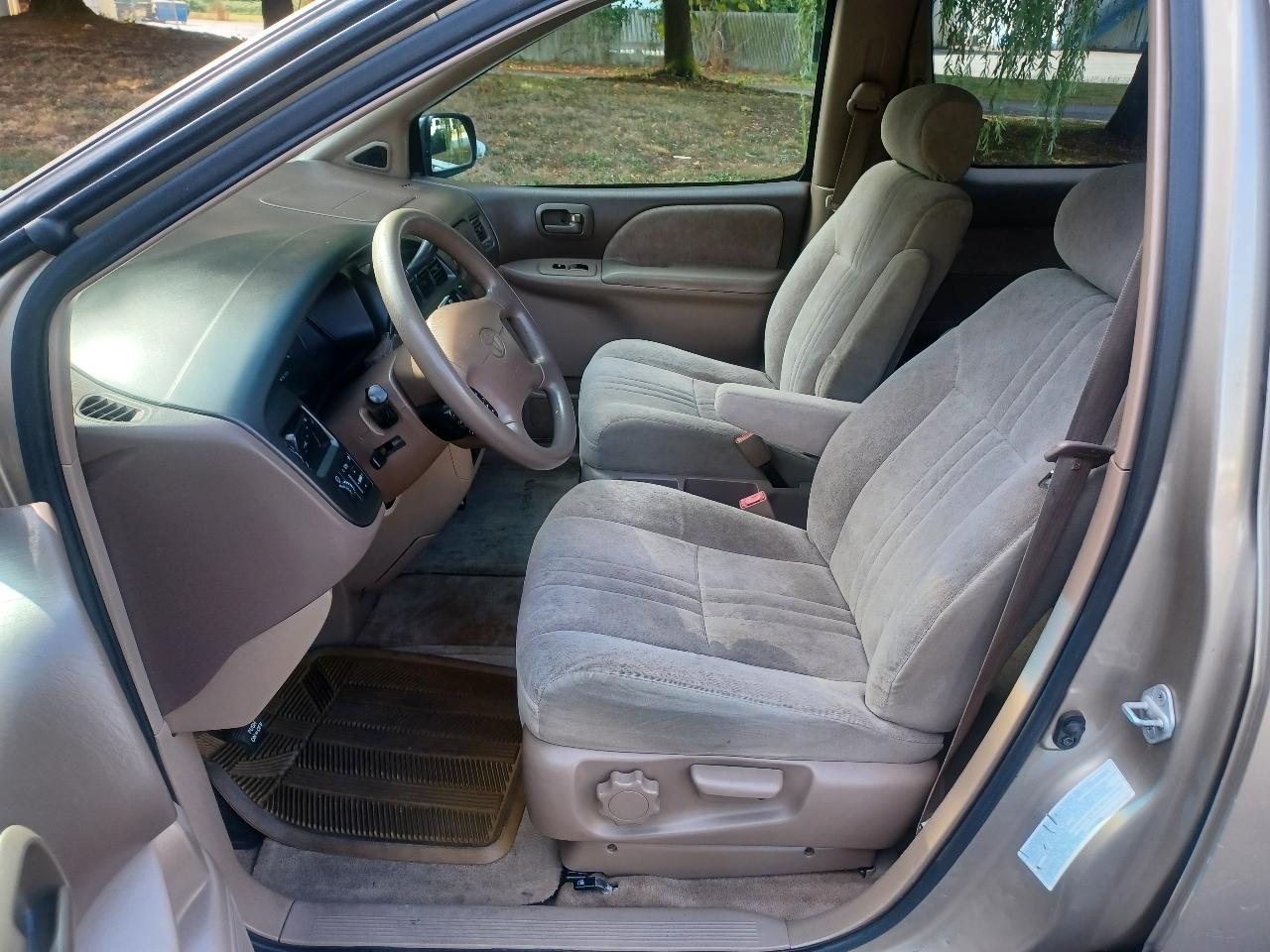 Toyota Sienna LE 4-Door 2000