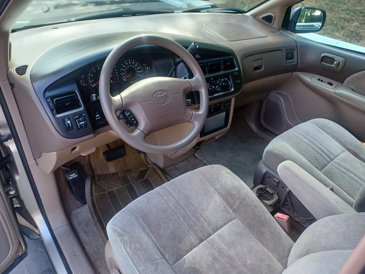 Toyota Sienna LE 4-Door 2000