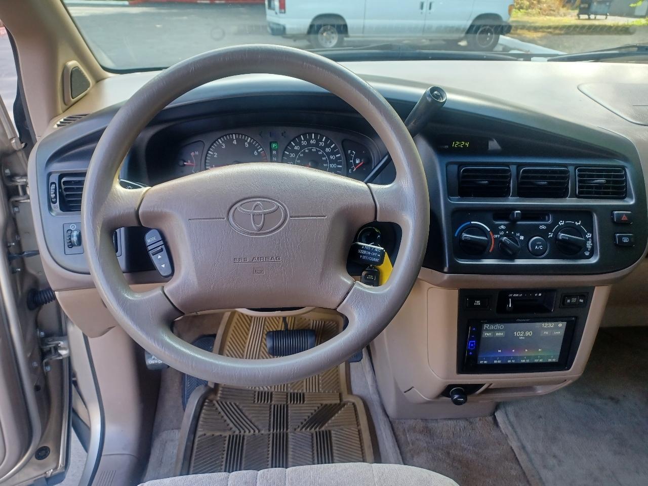 Toyota Sienna LE 4-Door 2000