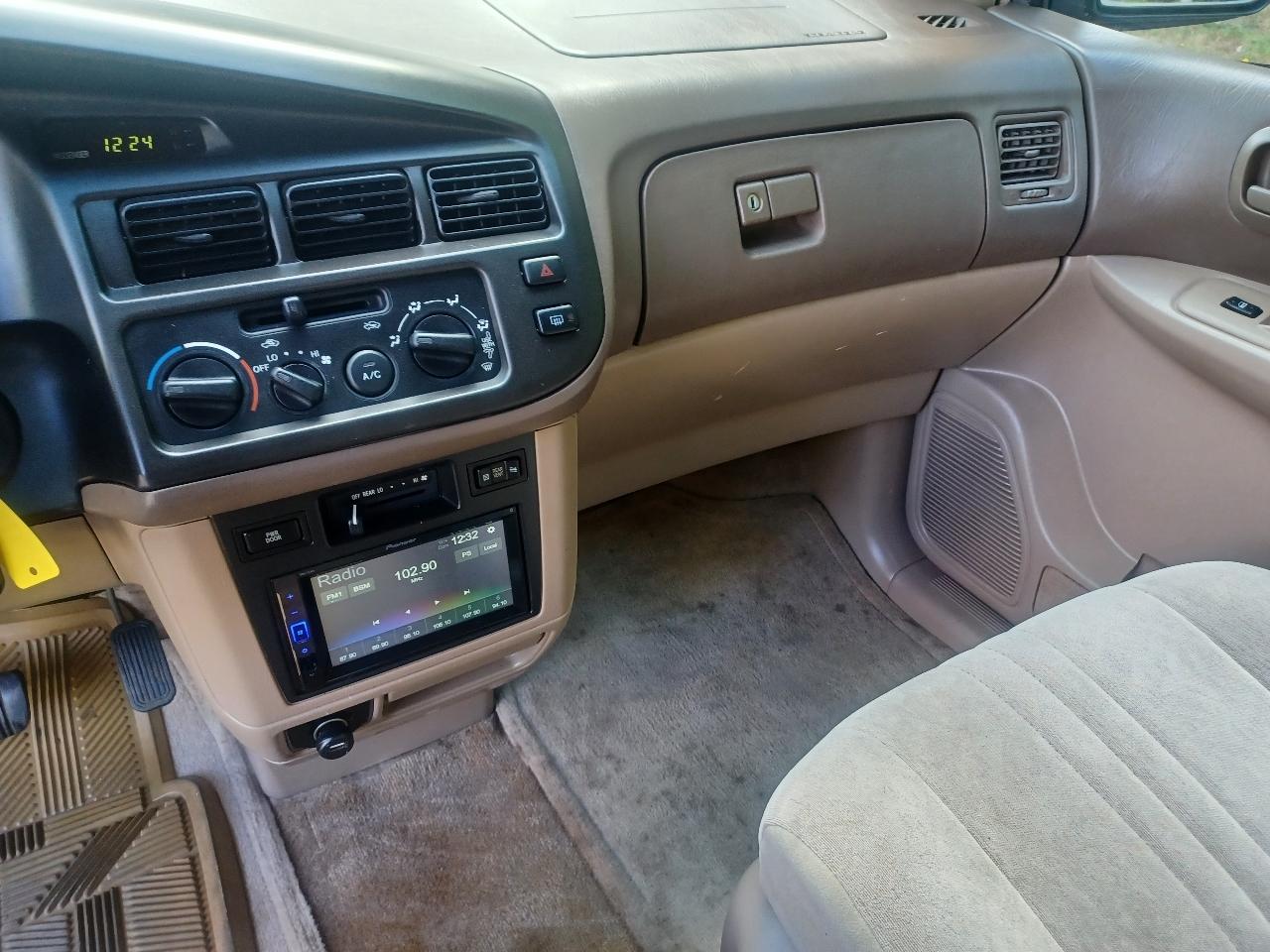 Toyota Sienna LE 4-Door 2000