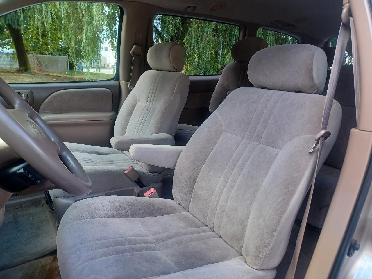 Toyota Sienna LE 4-Door 2000