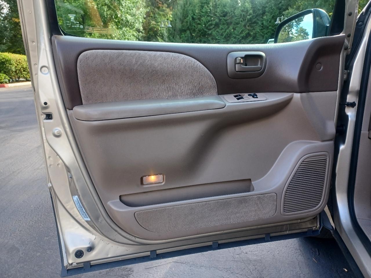 Toyota Sienna LE 4-Door 2000