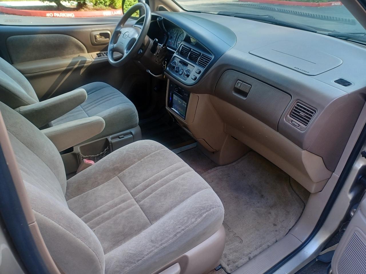 Toyota Sienna LE 4-Door 2000