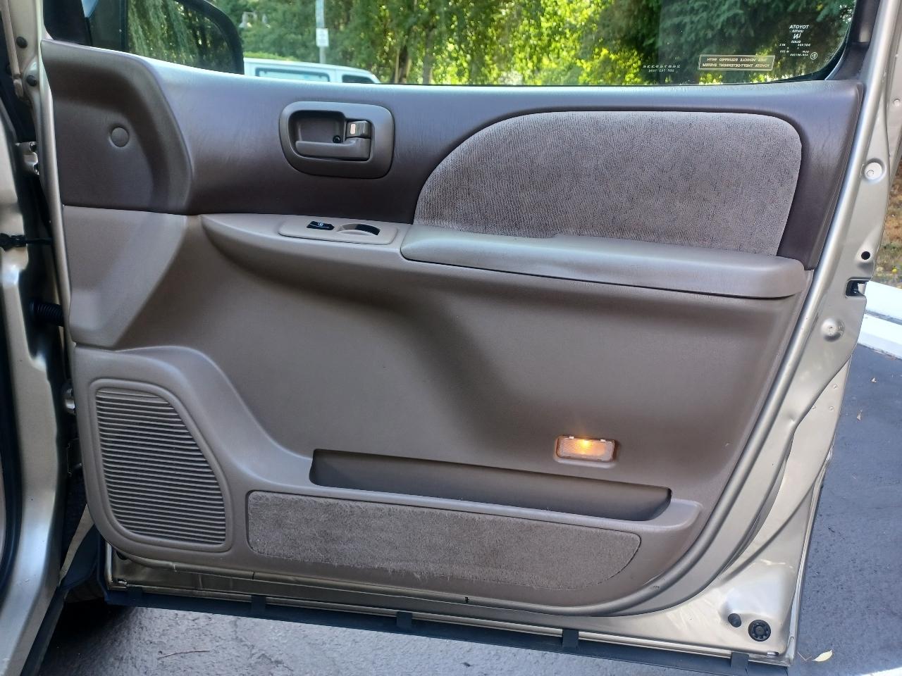 Toyota Sienna LE 4-Door 2000