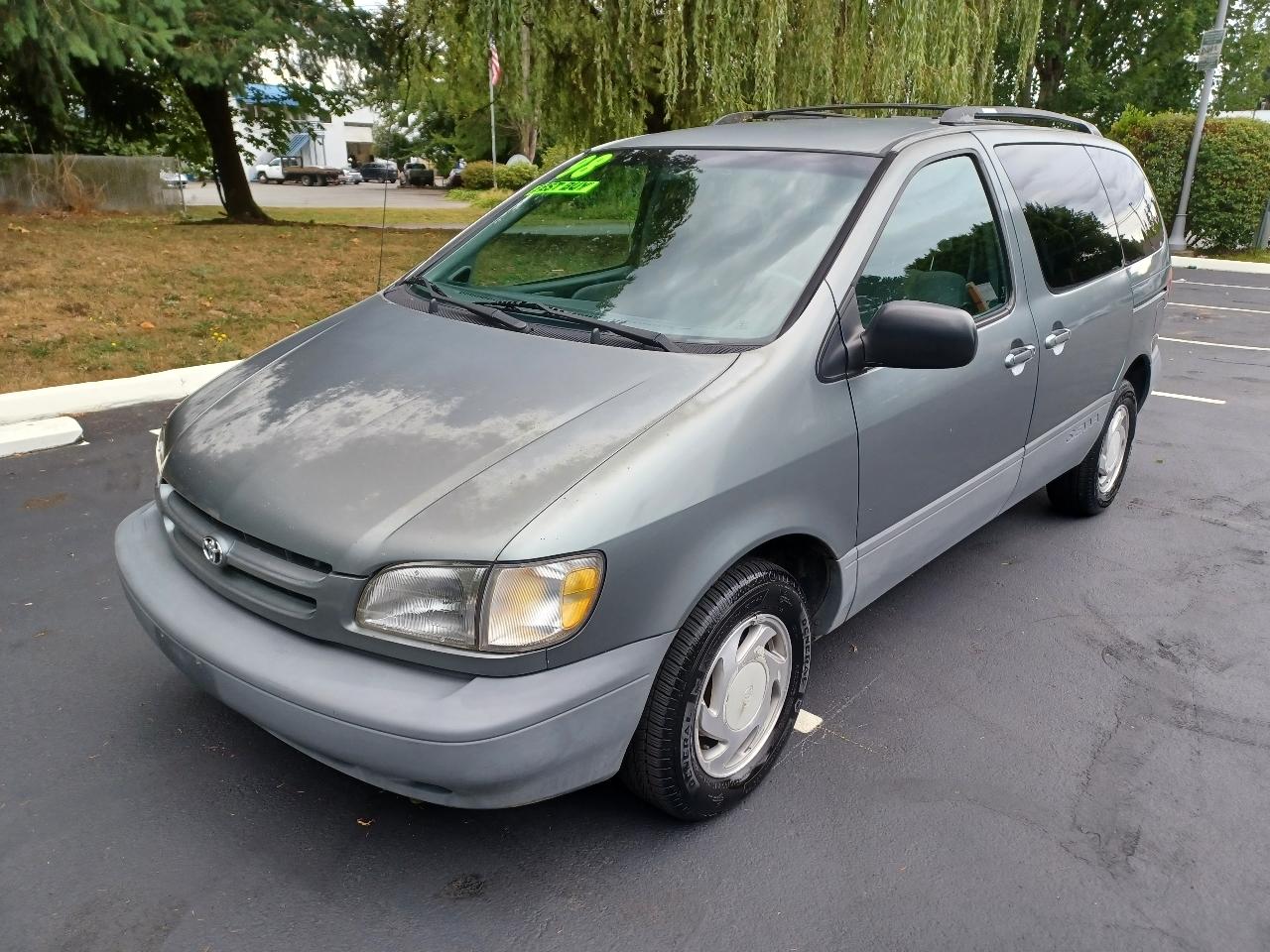 Toyota Sienna LE 4-Door 1998