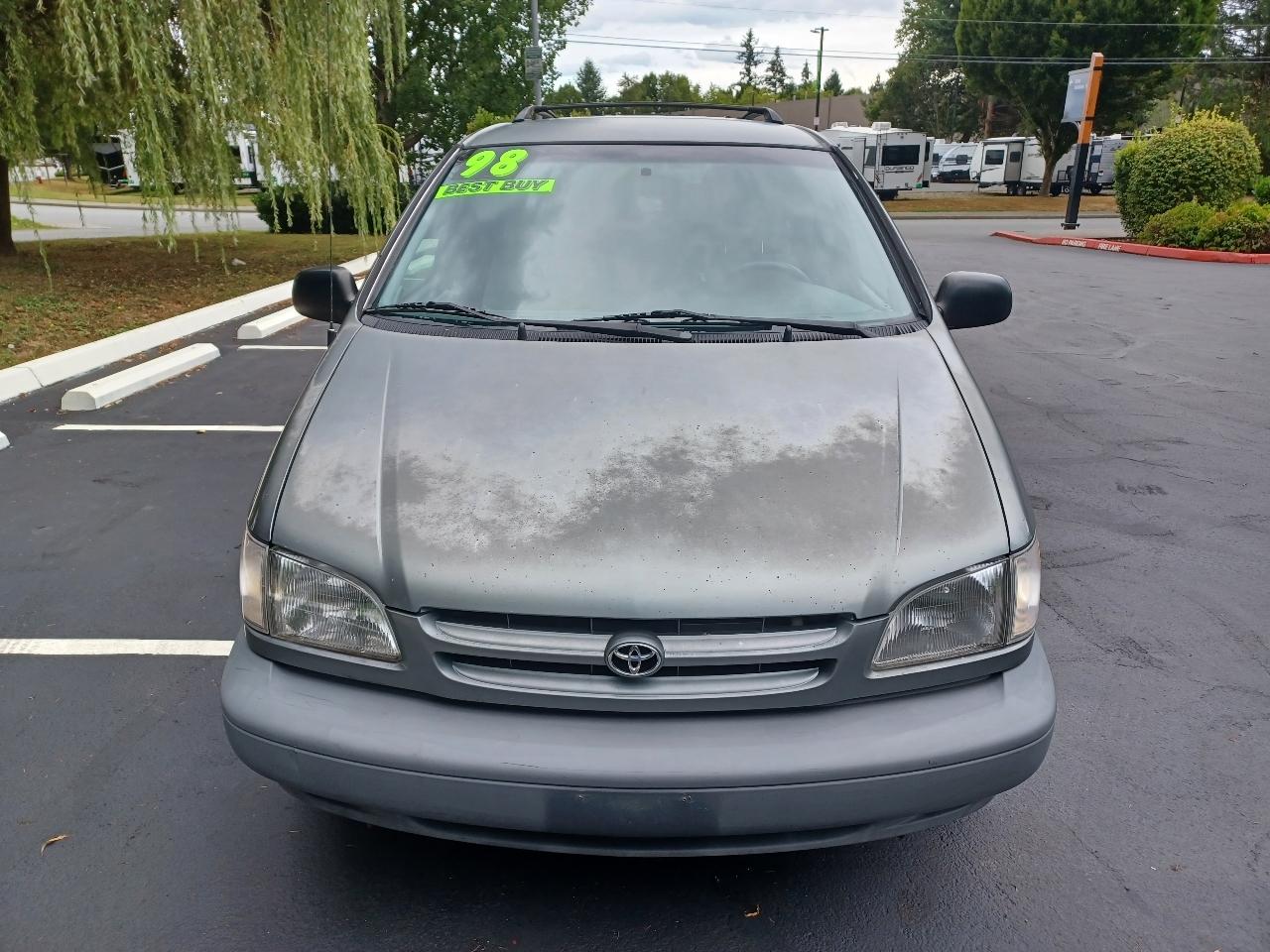 Toyota Sienna LE 4-Door 1998