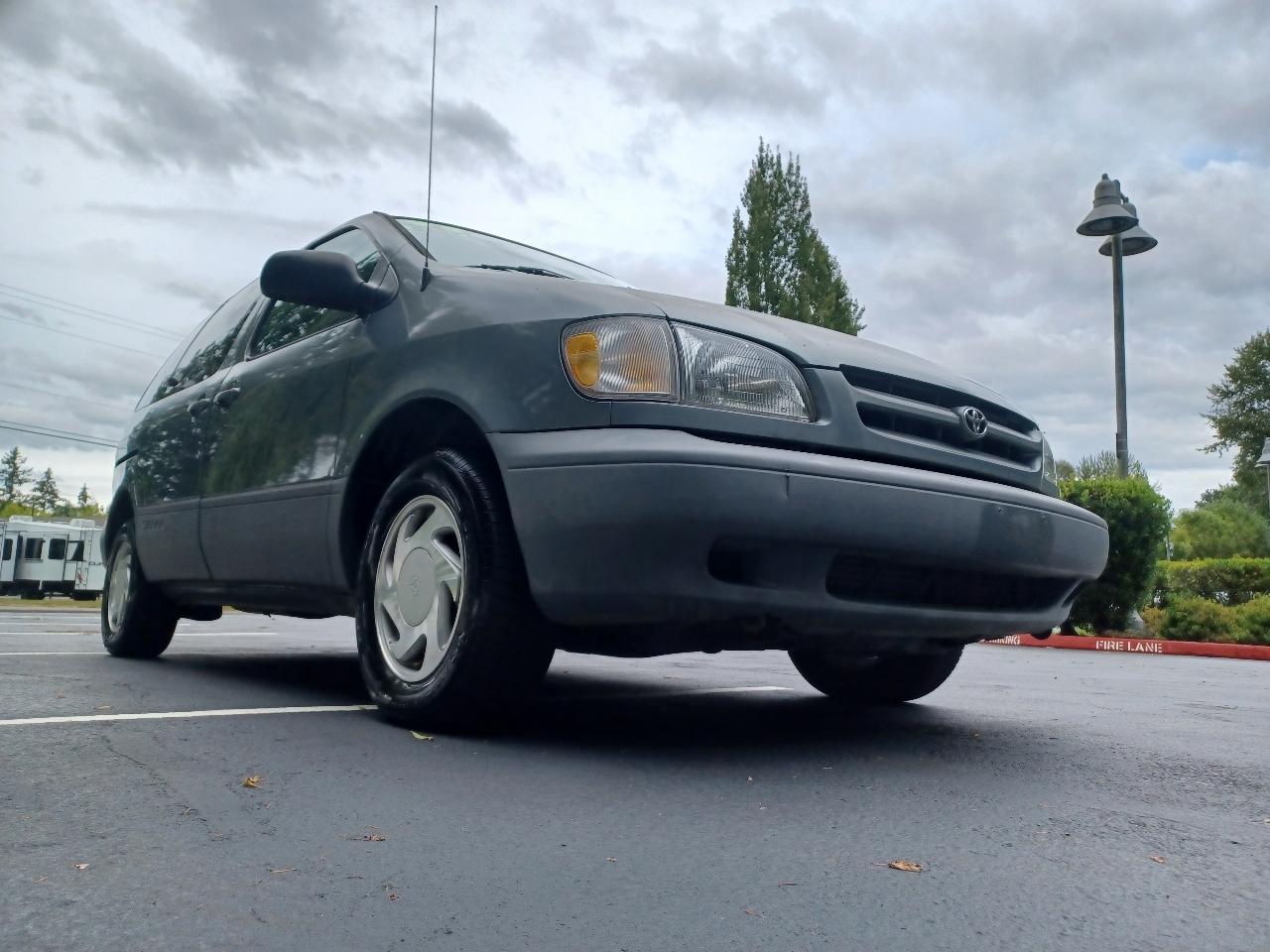 Toyota Sienna LE 4-Door 1998