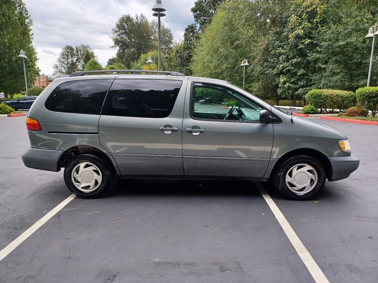 Toyota Sienna LE 4-Door 1998