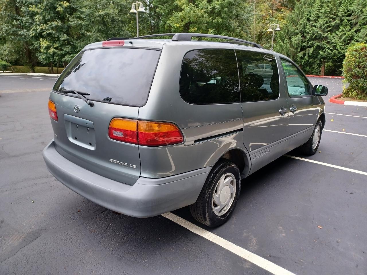 Toyota Sienna LE 4-Door 1998