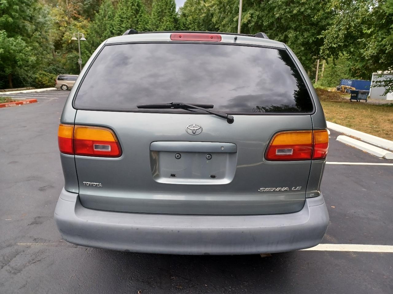 Toyota Sienna LE 4-Door 1998