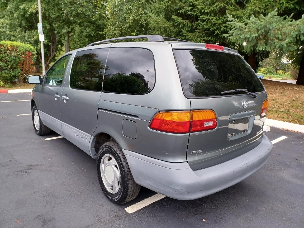 Toyota Sienna LE 4-Door 1998