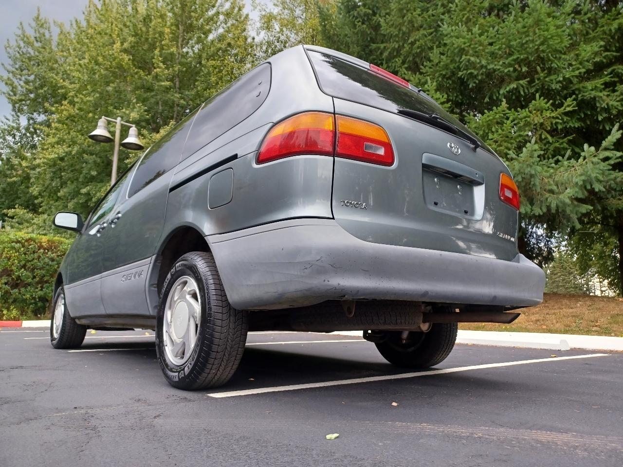 Toyota Sienna LE 4-Door 1998