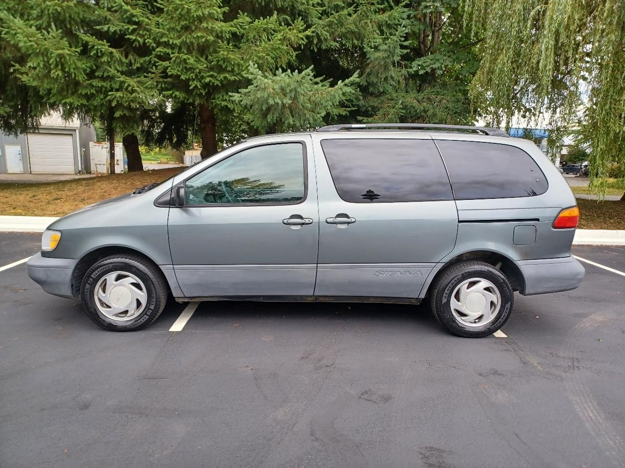 Toyota Sienna LE 4-Door 1998