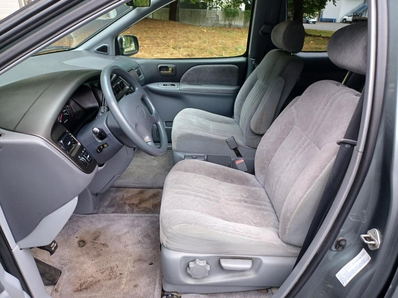 Toyota Sienna LE 4-Door 1998