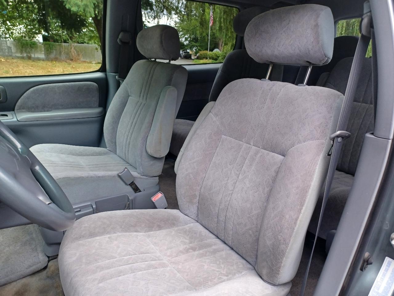 Toyota Sienna LE 4-Door 1998