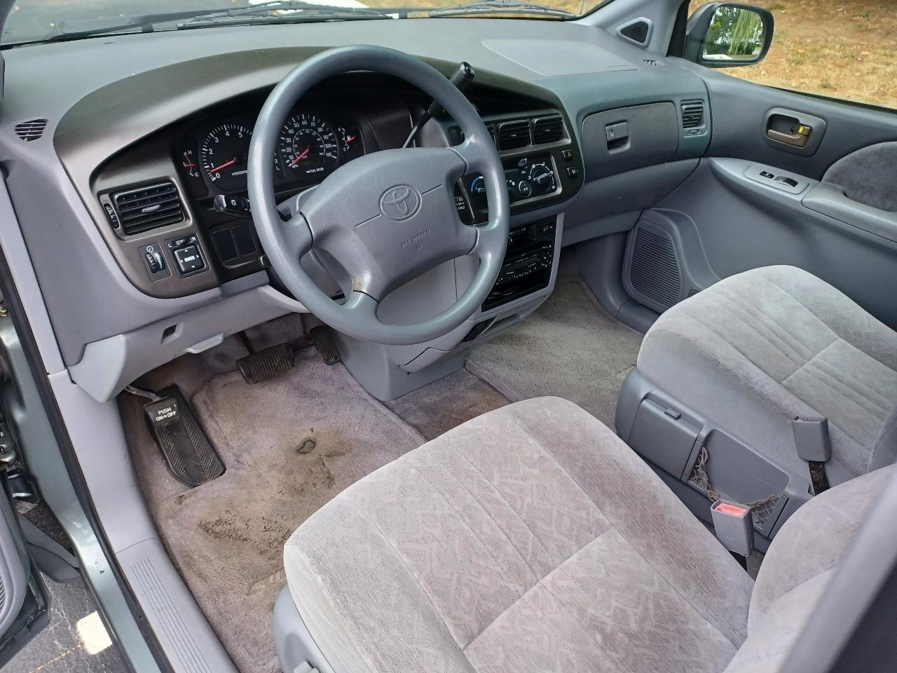 Toyota Sienna LE 4-Door 1998