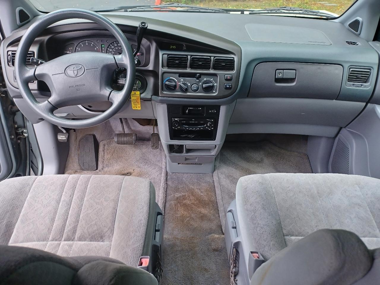 Toyota Sienna LE 4-Door 1998