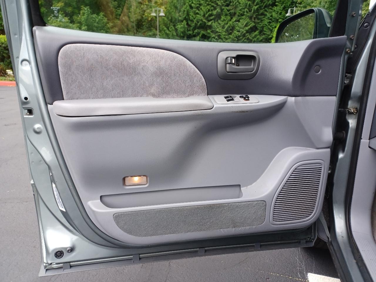 Toyota Sienna LE 4-Door 1998