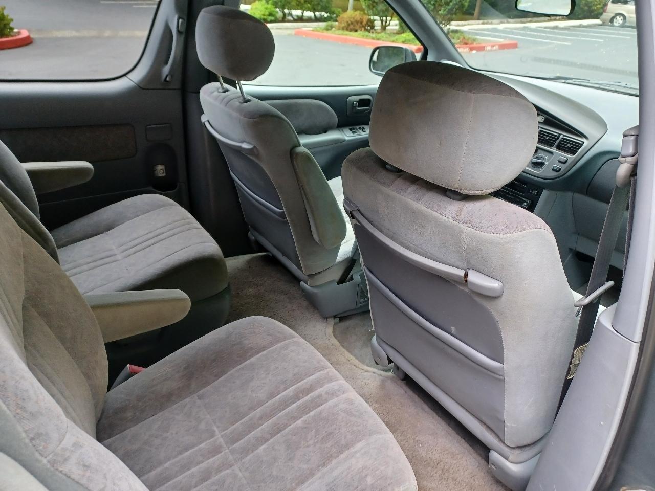 Toyota Sienna LE 4-Door 1998