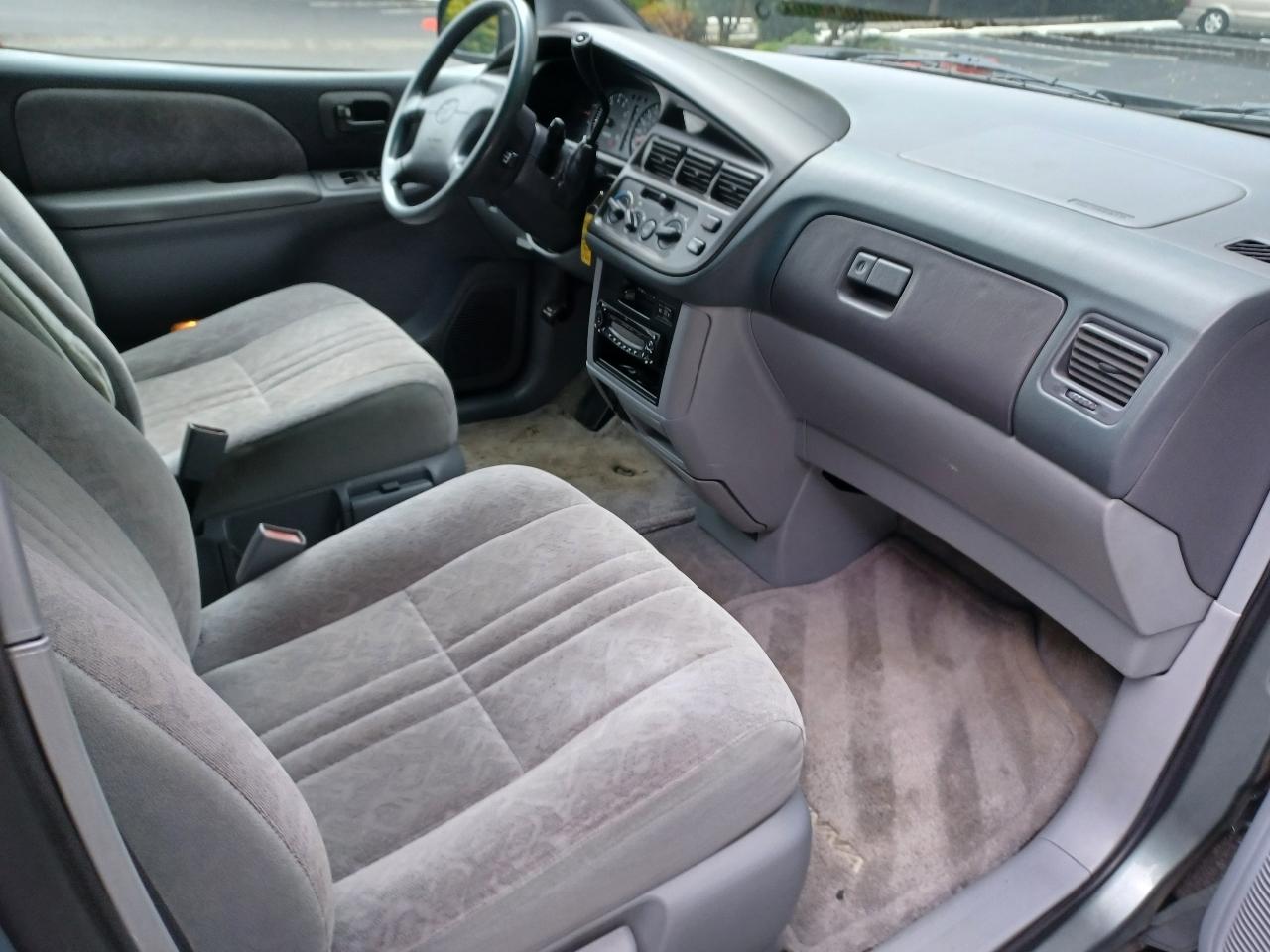 Toyota Sienna LE 4-Door 1998