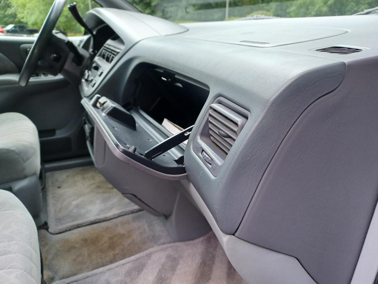 Toyota Sienna LE 4-Door 1998