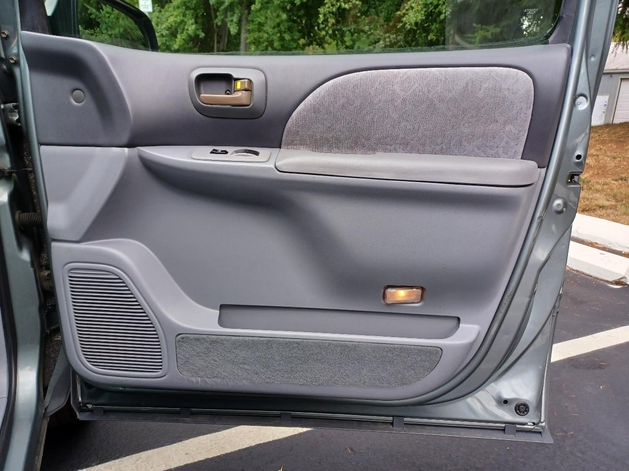 Toyota Sienna LE 4-Door 1998