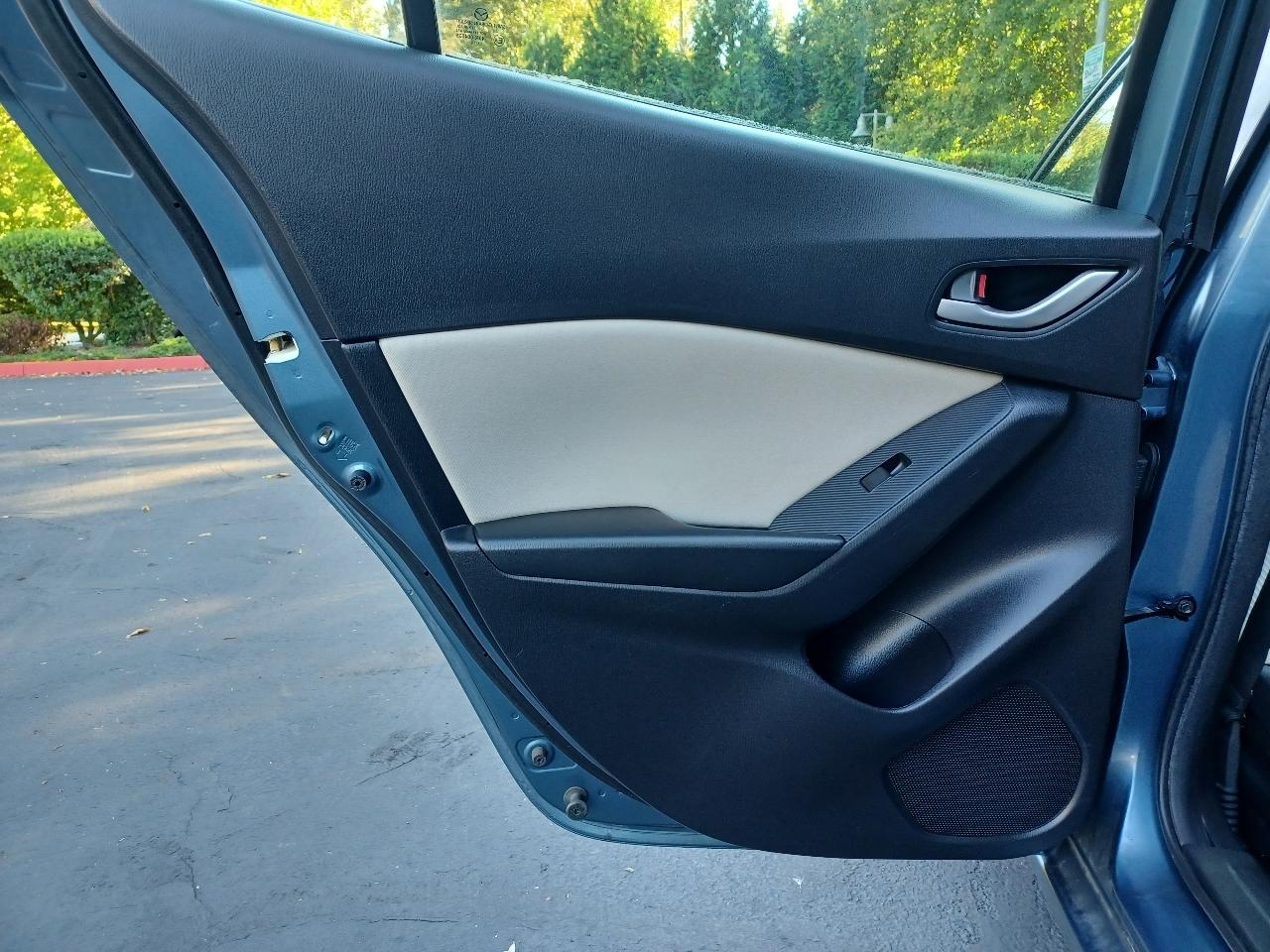 Mazda MAZDA3 i Grand Touring MT 5-Door 2016