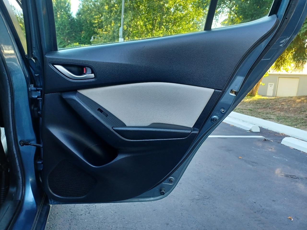 Mazda MAZDA3 i Grand Touring MT 5-Door 2016