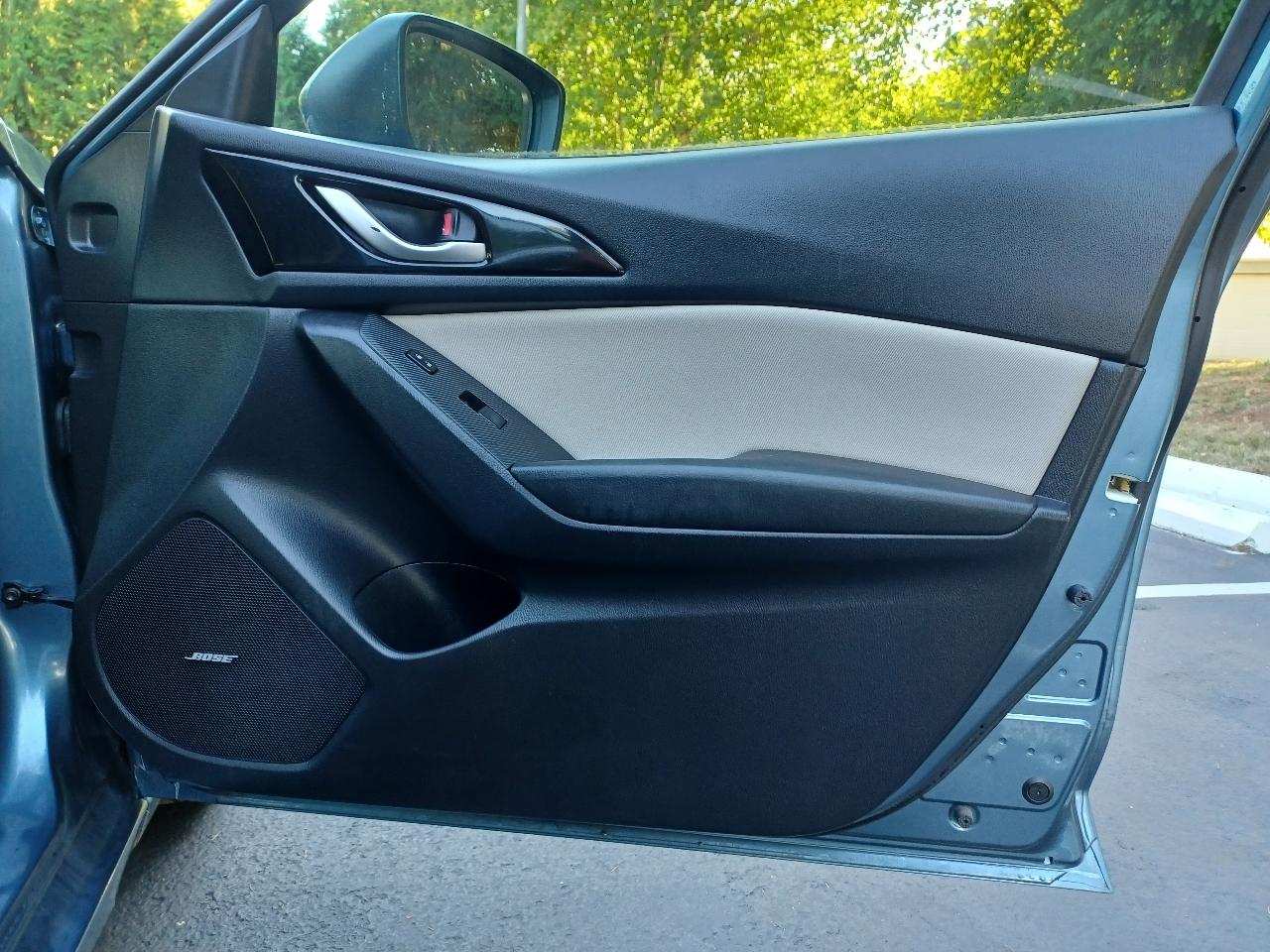 Mazda MAZDA3 i Grand Touring MT 5-Door 2016