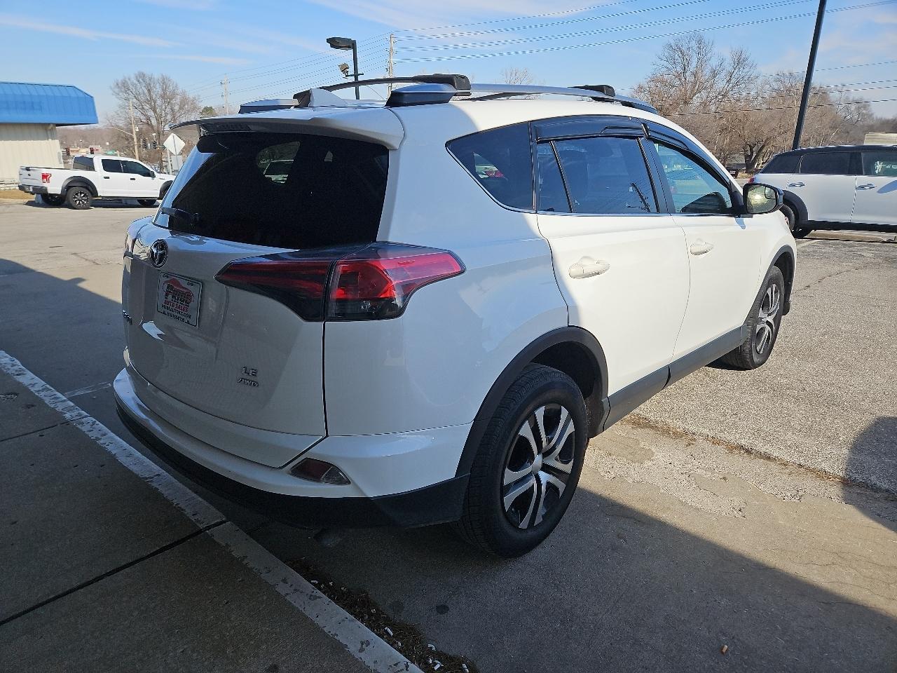 Toyota RAV4 LE AWD 2018