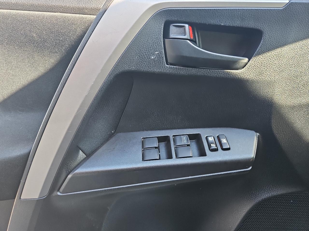 Toyota RAV4 LE AWD 2018