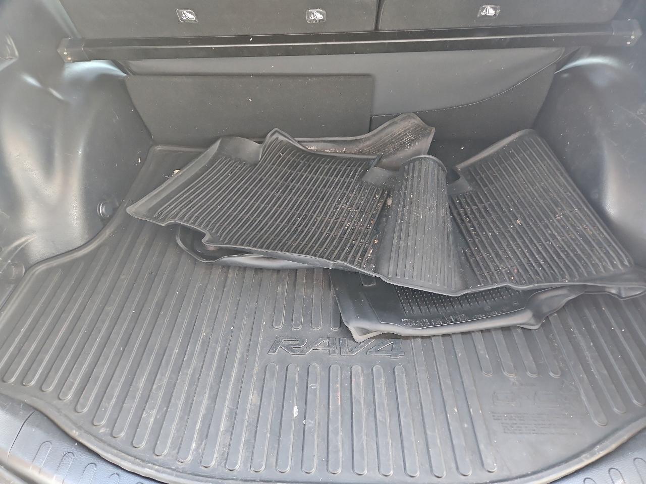 Toyota RAV4 LE AWD 2018