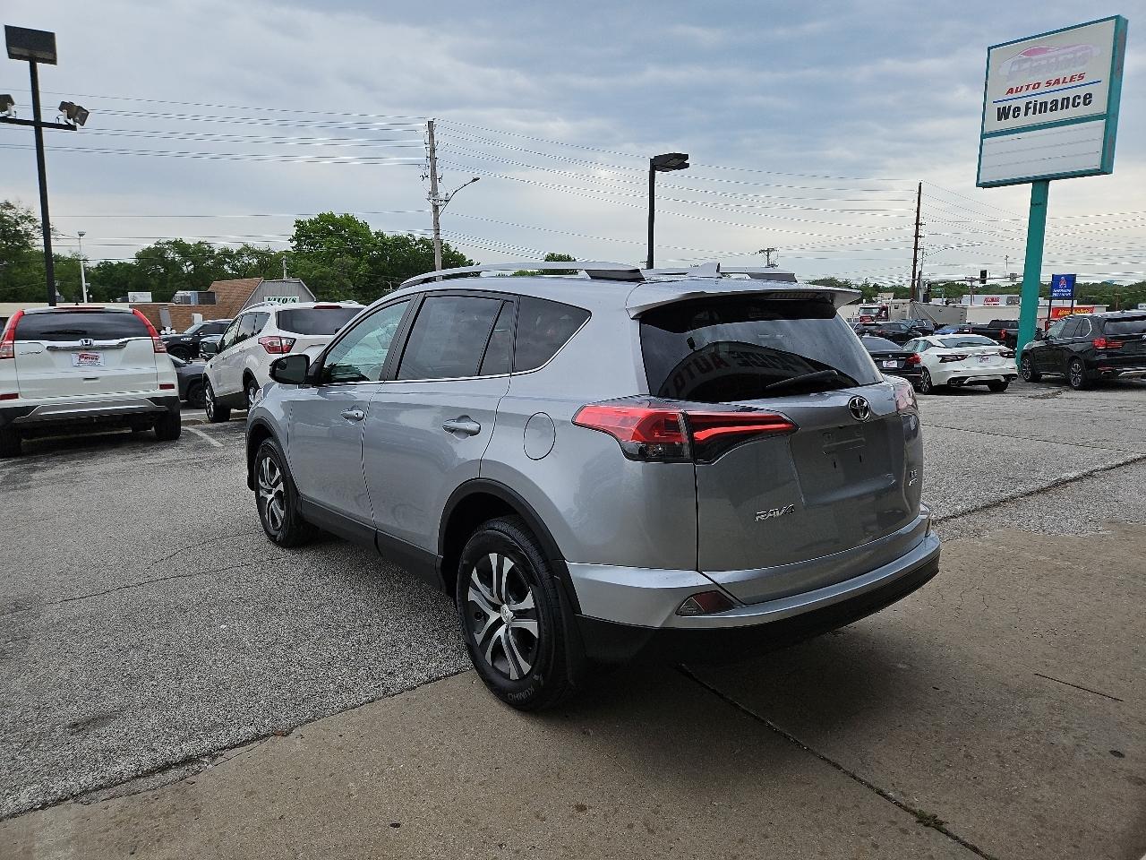 Toyota RAV4 LE AWD 2018