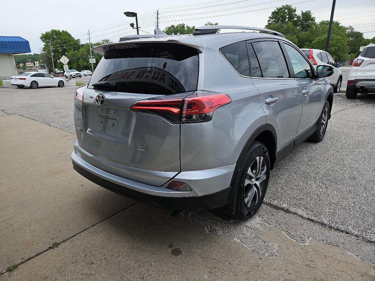 Toyota RAV4 LE AWD 2018