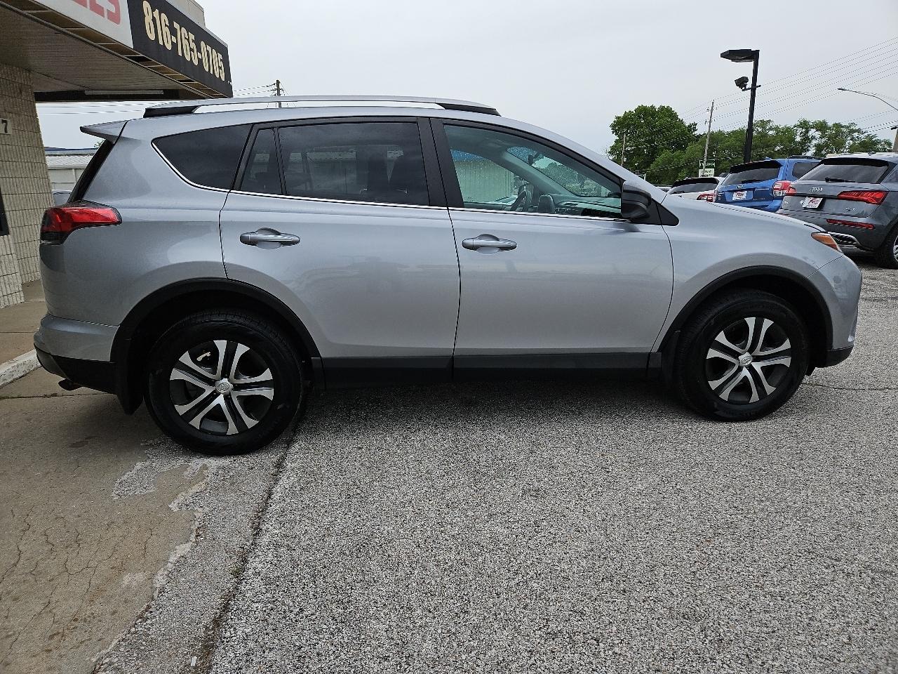 Toyota RAV4 LE AWD 2018