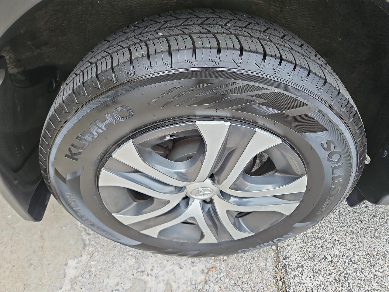 Toyota RAV4 LE AWD 2018